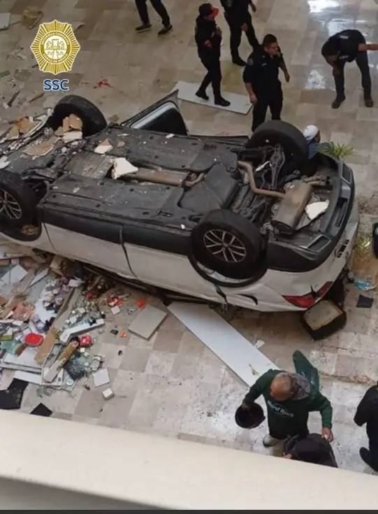 Se desconocen las causas exactas que provocaron que el automóvil cayera desde el tercer piso. SSC.