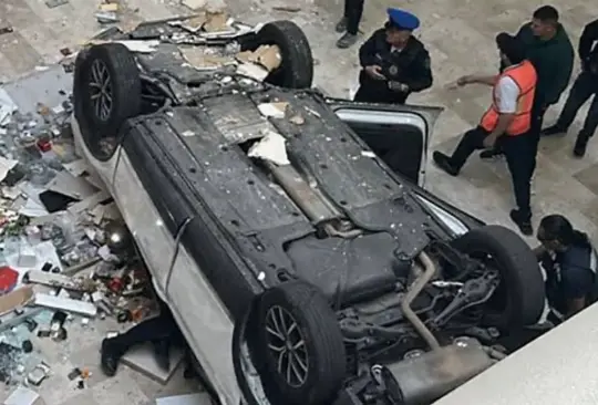 Una mujer de la tercera edad iba manejando el automóvil. Una mujer de la tercera edad iba manejando el automóvil.