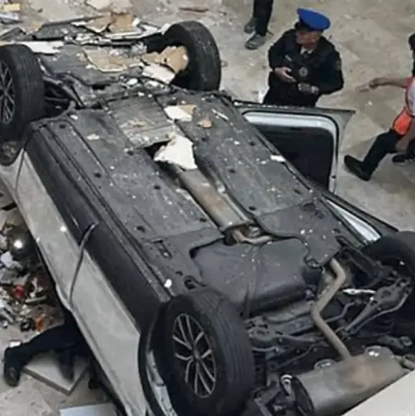 Auto sale volando del tercer piso de estacionamiento de Plaza Lilas y cae entre los compradores
