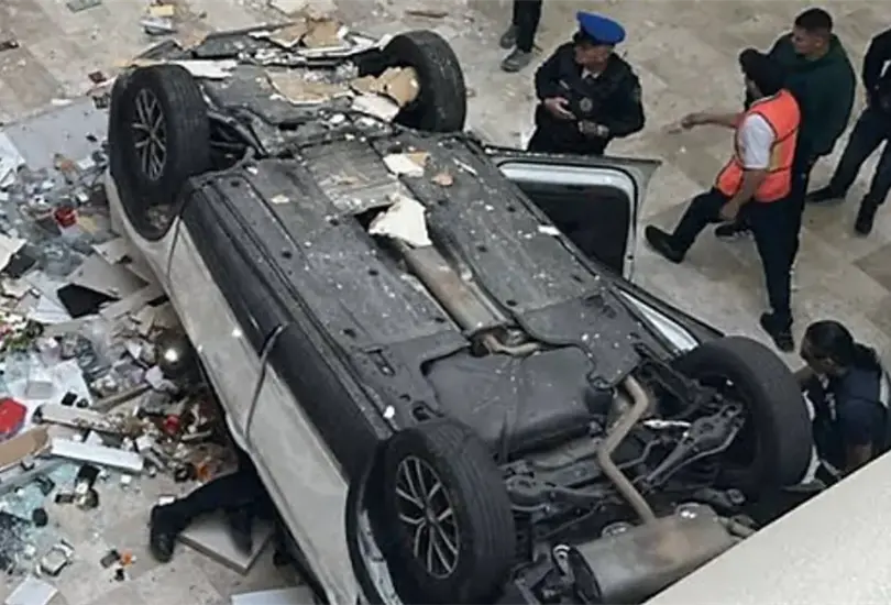 Una mujer de la tercera edad iba manejando el autom&oacute;vil.