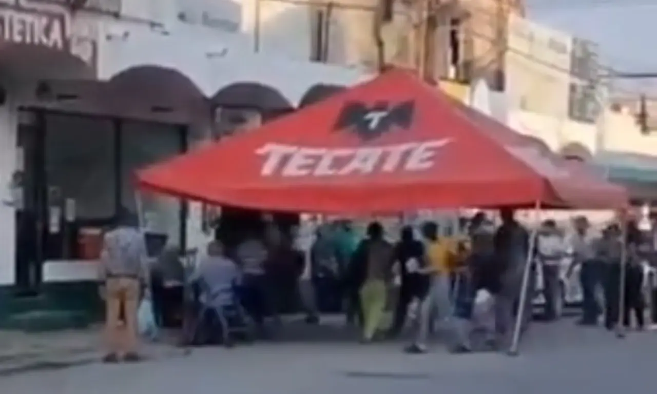  Había varias personas de la tercera edad en la fila. 