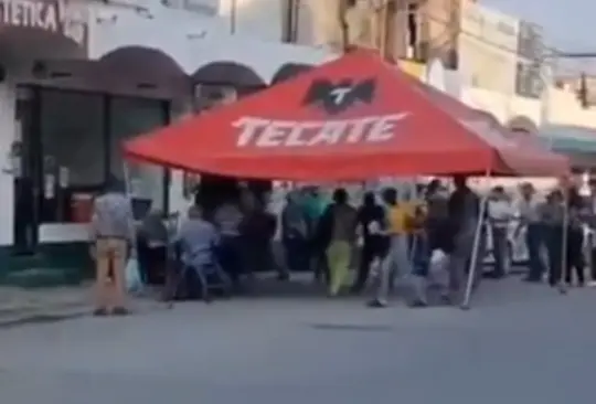 Había varias personas de la tercera edad en la fila. Había varias personas de la tercera edad en la fila.