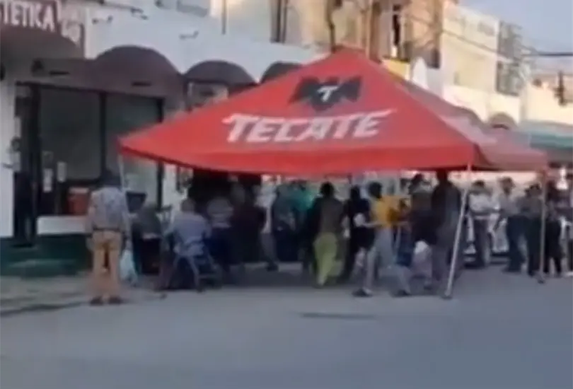 Había varias personas de la tercera edad en la fila. Había varias personas de la tercera edad en la fila.