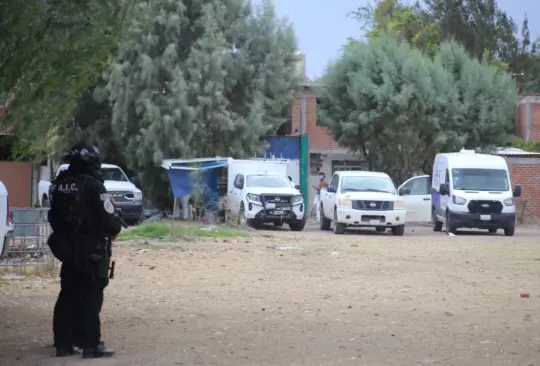 Localizan una fosa clandestina frente a cancha de futbol en Irapuato. Localizan una fosa clandestina frente a cancha de futbol en Irapuato.