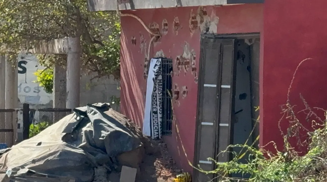  Su fachada mostraba una modestia que la hizo pasar inadvertida. 