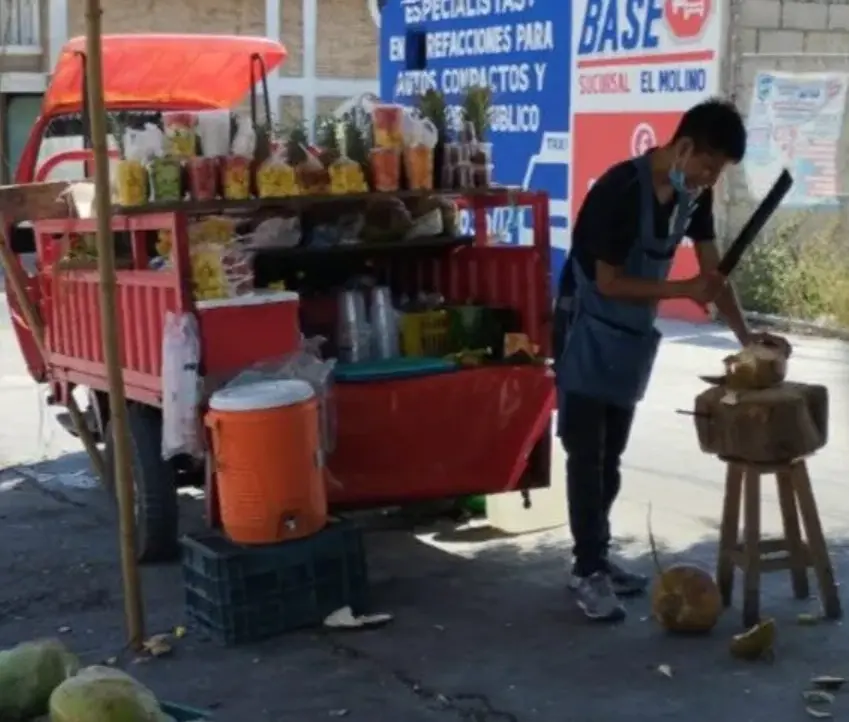 Misael se dedica desde hace años a vender fruta en la calle. Especial.