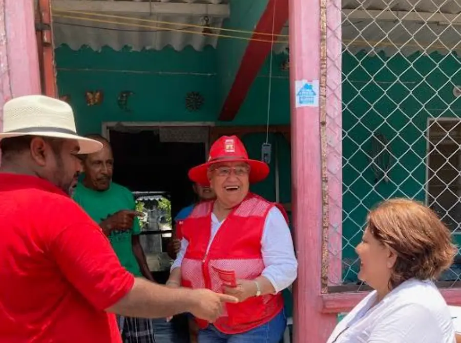 Su madre, Flor de María Sosa Zamudio, es candidata del Partido del Trabajo (PT) a la misma alcaldía. Facebook.