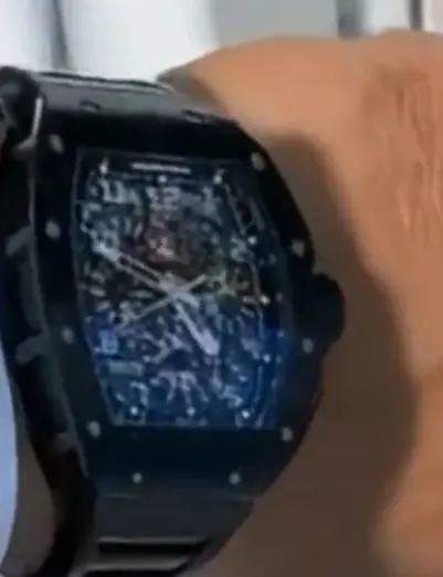 El precio del reloj ronda los 187 mil dólares, es decir, entre 3.6 y 3.9 millones de pesos mexicanos. X.