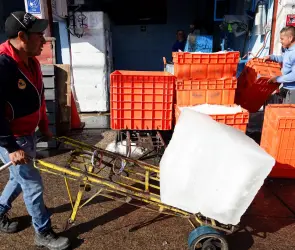 Cae banda que asaltaba a diableros en la Central de Abasto: los detienen con melones robados