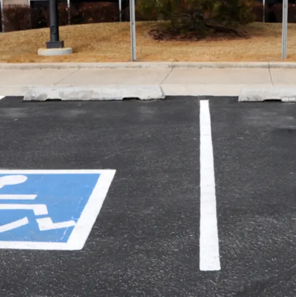 ¿De cuánto es la multa por estacionarse en lugares para personas con discapacidad?