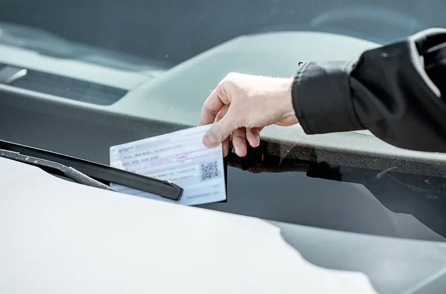 Según la ley, queda estrictamente prohibido estacionarse en cajones destinados exclusivamente a personas con discapacidad. Especial.