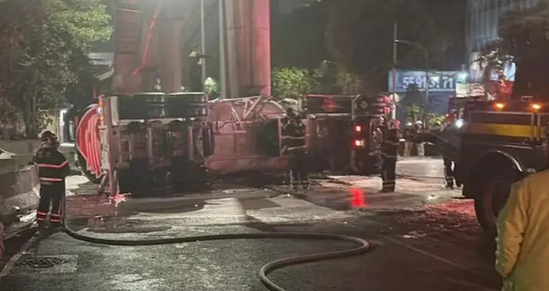 Vuelca pipa de Pemex en Periférico. Especial