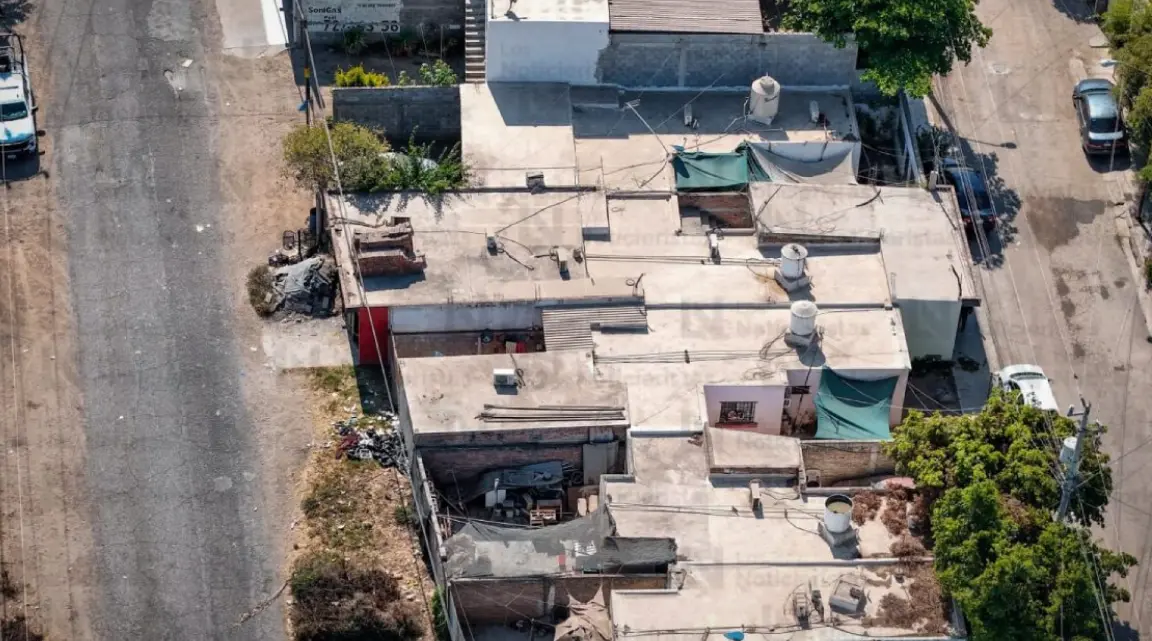 La casa donde vivía tenía salida a dos calles. Especial.