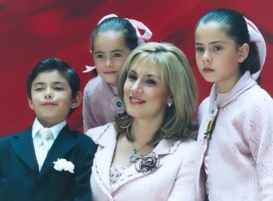 Paulina y Nicole Peña Pretelini se convirtieron en personalidades públicas a una corta edad, cuando su padre se convirtió en presidente de México en 2012. Aunque Peña Nieto mantiene un perfil bajo, sus hijas gozan de gran popularidad en redes. Aquí te contamos qué fue de ellas.