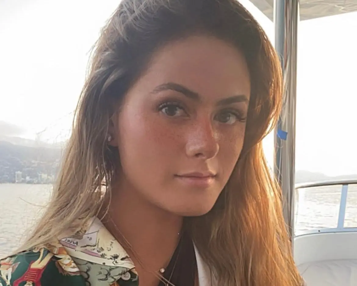 A diferencia de su padre y hermano, Nicole ha mostrado un perfil más enfocado en el entretenimiento que en la política.