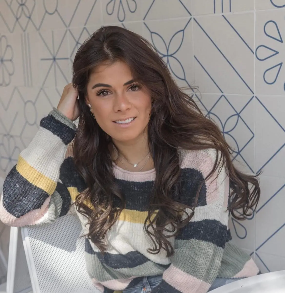 Cuenta con 184 mil seguidores en Instagram, donde comparte detalles de su vida y promociona productos de cuidado personal.