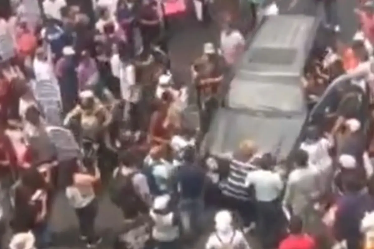  Auto embiste a manifestantes en Calzada San Antonio Abad 