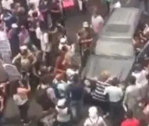 Momentos de tensión: Conductor avienta auto a manifestantes en Calzada San Antonio Abad y genera enojo