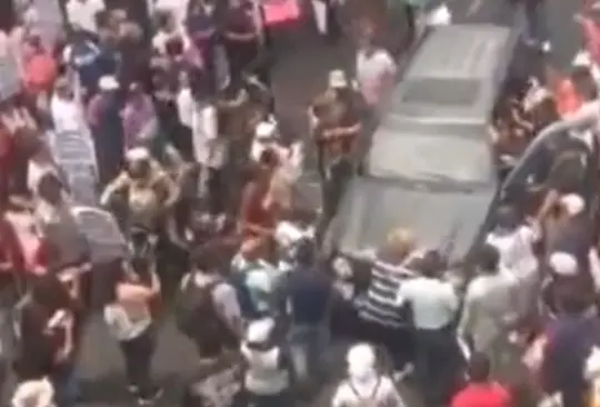 Auto embiste a manifestantes en Calzada San Antonio Abad Auto embiste a manifestantes en Calzada San Antonio Abad