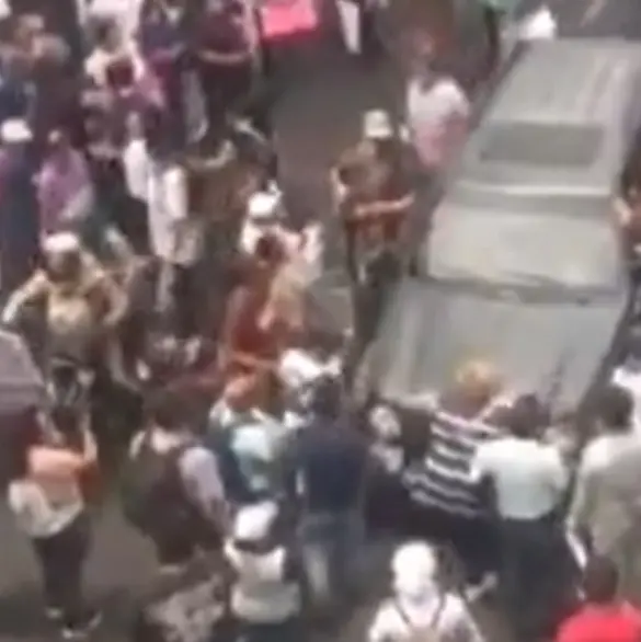 Momentos de tensión: Conductor avienta auto a manifestantes en Calzada San Antonio Abad y genera enojo
