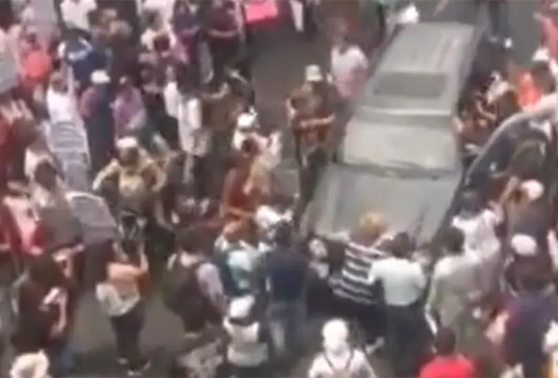 Auto embiste a manifestantes en Calzada San Antonio Abad