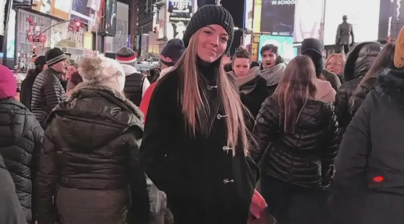  Vélez publicó en redes sociales un video acompañado de grabaciones de cámaras de seguridad en el que muestra cómo fue golpeada. 
