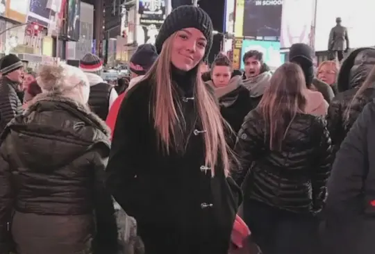Vélez publicó en redes sociales un video acompañado de grabaciones de cámaras de seguridad en el que muestra cómo fue golpeada. Vélez publicó en redes sociales un video acompañado de grabaciones de cámaras de seguridad en el que muestra cómo fue golpeada.