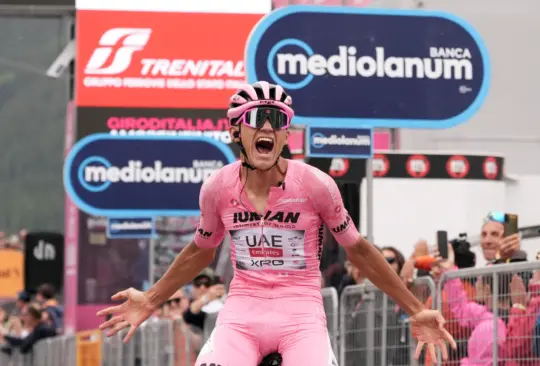 Con un tiempo de 3 horas, 58 minutos y 48 segundos, Del Toro cruzó la meta en solitario.