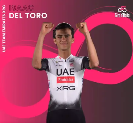 Del Toro fue resguardado por sus compañeros mientras el ritmo se intensificaba en el pelotón. Giro d'Italia.