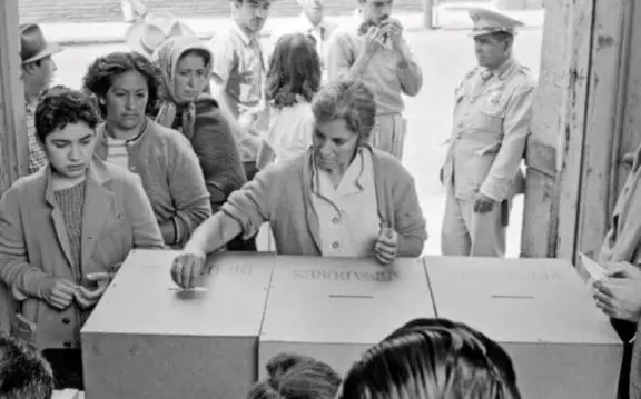 Las mujeres no pudieron votar hasta décadas después. X.