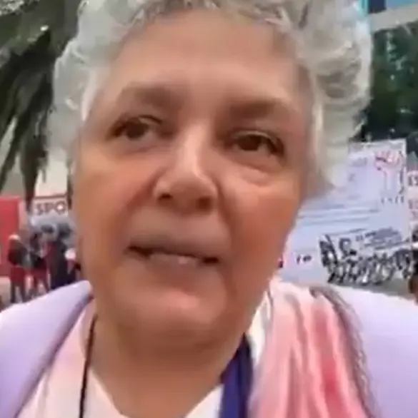 "Ya estuvo suave: Abuelita explota contra maestros por bloqueos en CDMX
