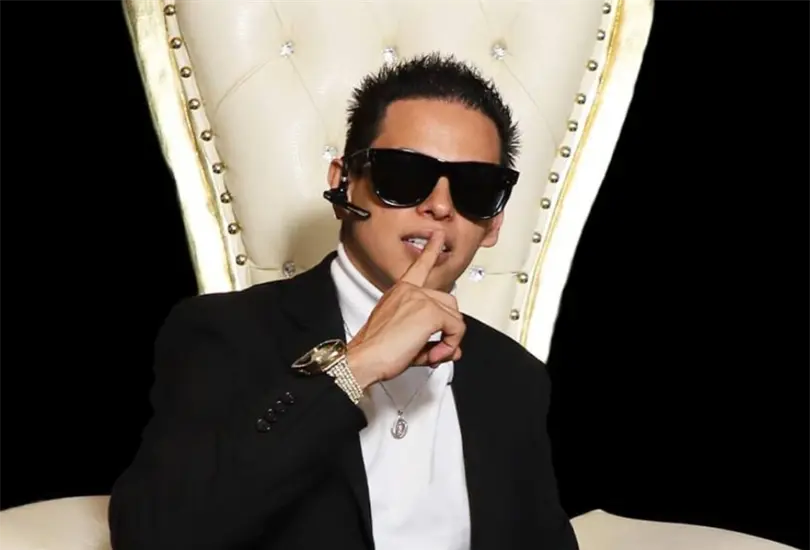 El creador de contenido fue detenido y acusado de trata de personas.