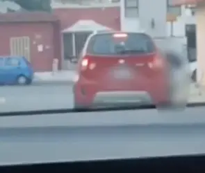 ¡Mamá, no me dejes!: Exhiben a mujer por obligar a su hija a correr colgada de auto