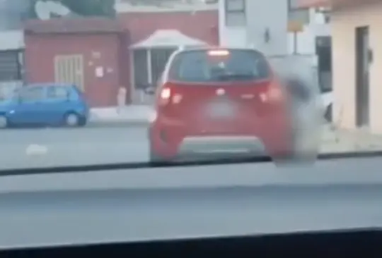Una menor con uniforme escolar fue grabada mientras suplicaba a su madre que no la abandonara. El video muestra a la niña aferrada a la puerta de un Suzuki en movimiento Una menor con uniforme escolar fue grabada mientras suplicaba a su madre que no la abandonara. El video muestra a la niña aferrada a la puerta de un Suzuki en movimiento