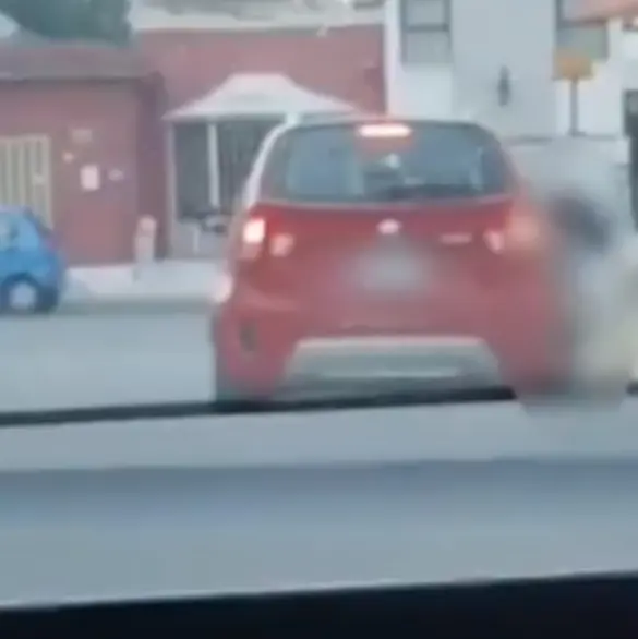 ¡Mamá, no me dejes!: Exhiben a mujer por obligar a su hija a correr colgada de auto