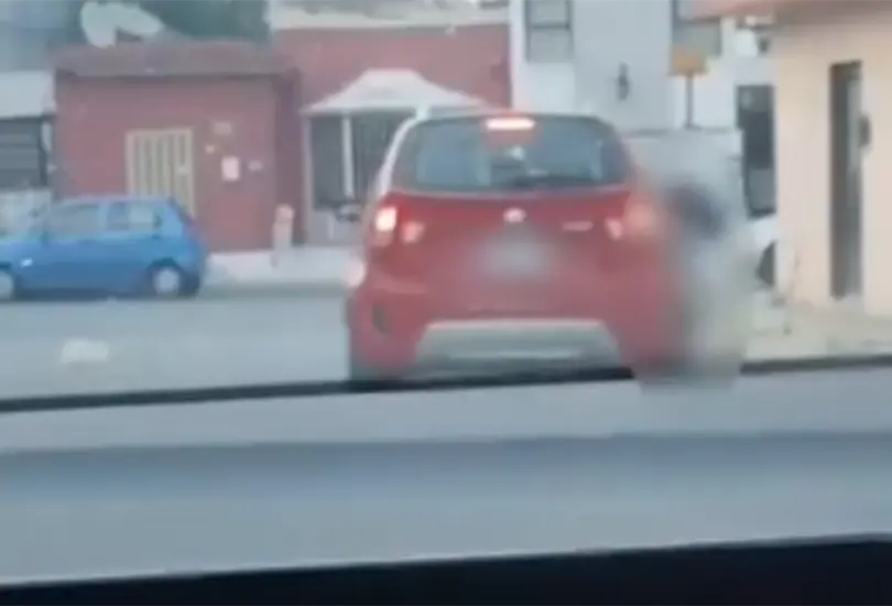 Una menor con uniforme escolar fue grabada mientras suplicaba a su madre que no la abandonara. El video muestra a la ni&ntilde;a aferrada a la puerta de un Suzuki en movimiento
