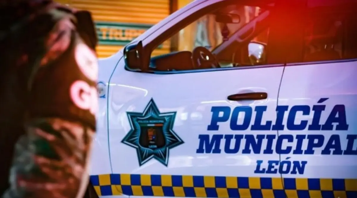  La agresión ocurrió dentro de su propio negocio, donde además resultó lesionado el ex empleado, quien fue detenido. 