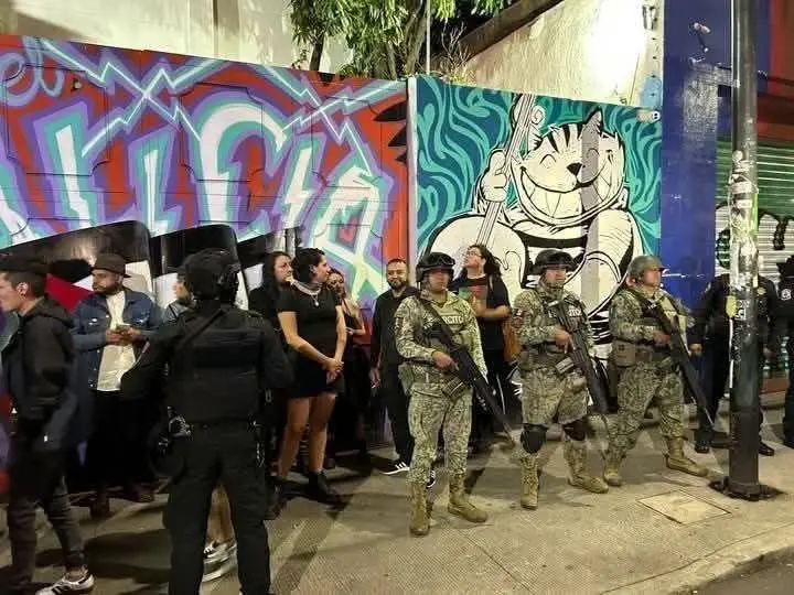 El Ejército apareció afuera del Foro Alicia. X: @i_alaniis.