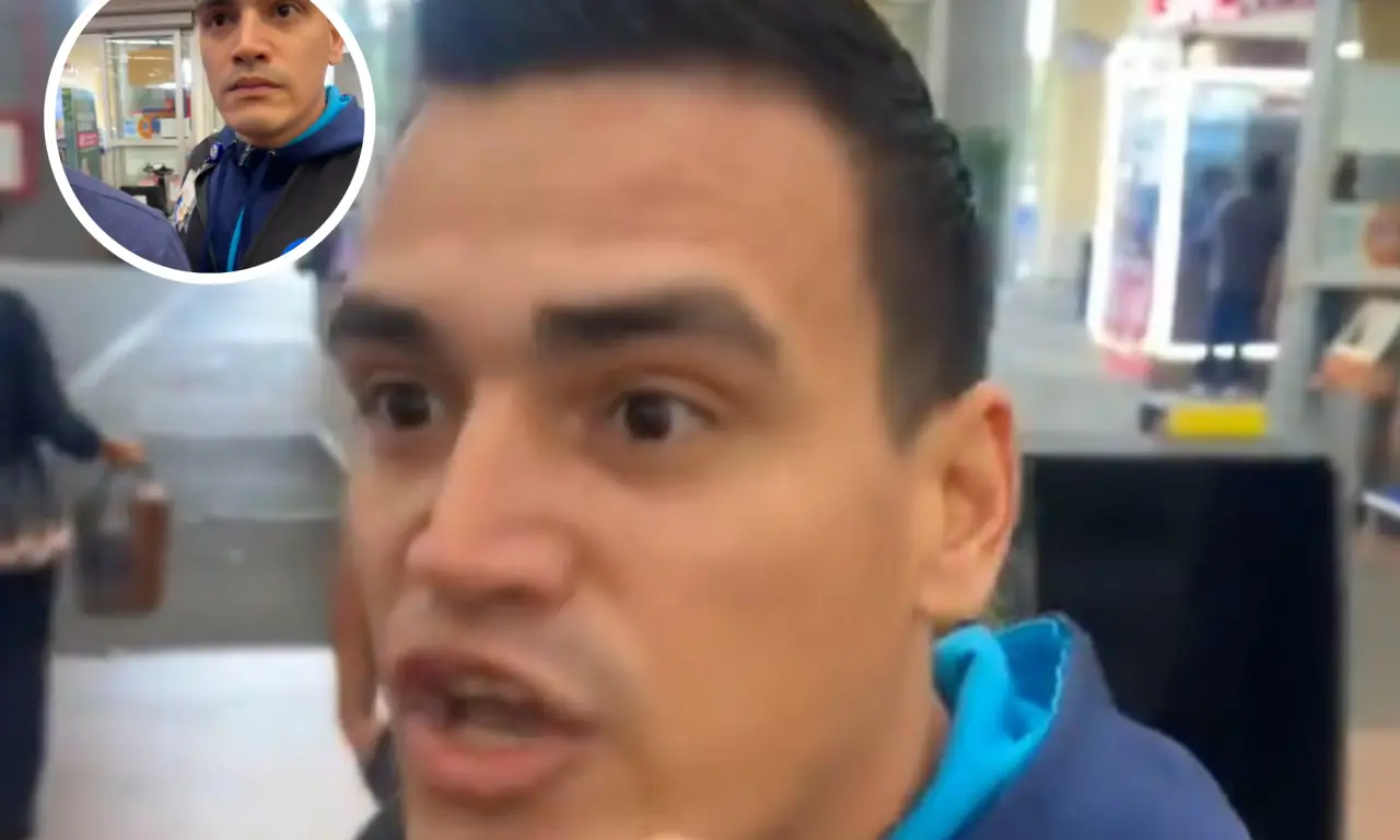  El empleado de Walmart se mostró molesto. 