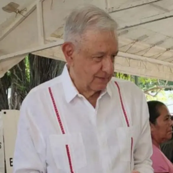 AMLO reaparece y vota en histórica elección del Poder Judicial