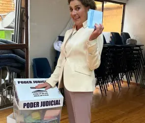 Beatriz Gutiérrez Müller recomienda llevar acordeón para votar; Jesús Ernesto emite su primer voto