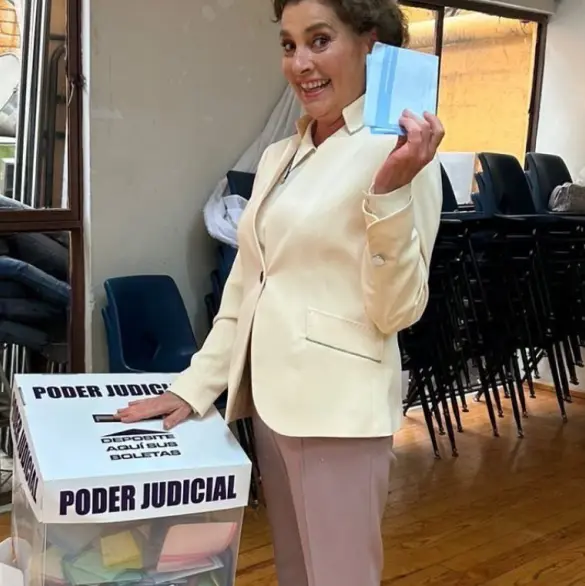 Beatriz Gutiérrez Müller recomienda llevar acordeón para votar; Jesús Ernesto emite su primer voto