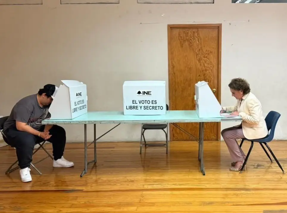 Madre e hijo votaron a la par. X.