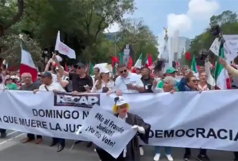 La marcha dio inicio a las 11:00 horas.