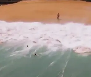 VIDEO: Ola gigante traga a turistas en playa de Acapulco