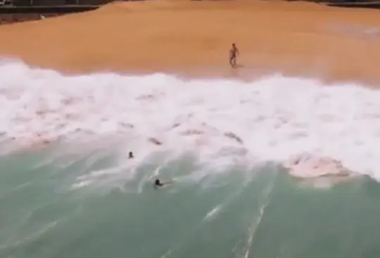 VIDEO: Ola gigante traga a turistas en playa de Acapulco VIDEO: Ola gigante traga a turistas en playa de Acapulco