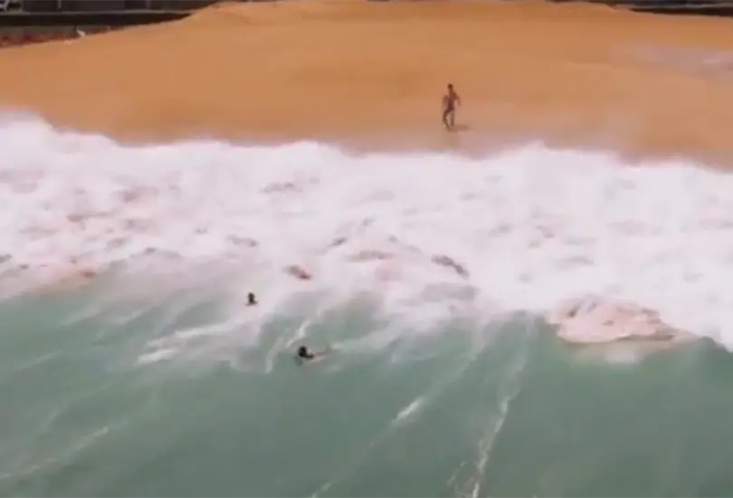 VIDEO: Ola gigante traga a turistas en playa de Acapulco