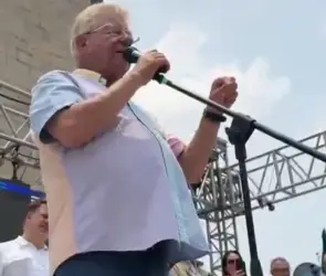 "De risa este señor": Carlos Alazraki desata burlas por mensaje en mitin contra elección judicial