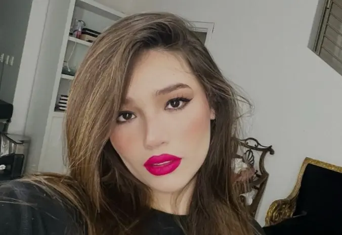 La joven promociona su último sencillo Andas Contando. Especial