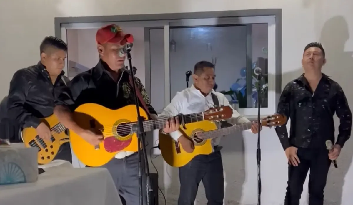 El grupo musical amenizaba la noche como parte de una presentación local. X.